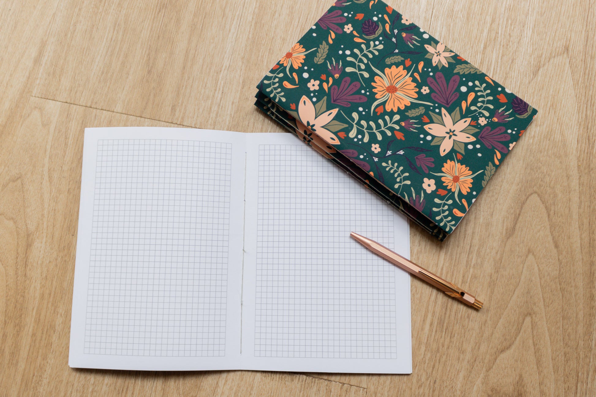 Handmade A5 notebook with autumnal floral design by MellowApricotStudio & KreativWerkstatt24 - squared inner